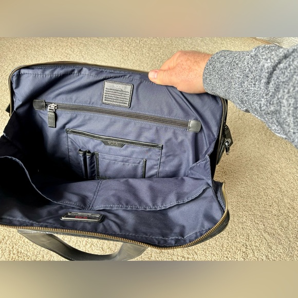 EUC TUMI Harrison Portfolio Business Brief Bag Black Leather 63016D MSRP $899 - Picture 5 of 13